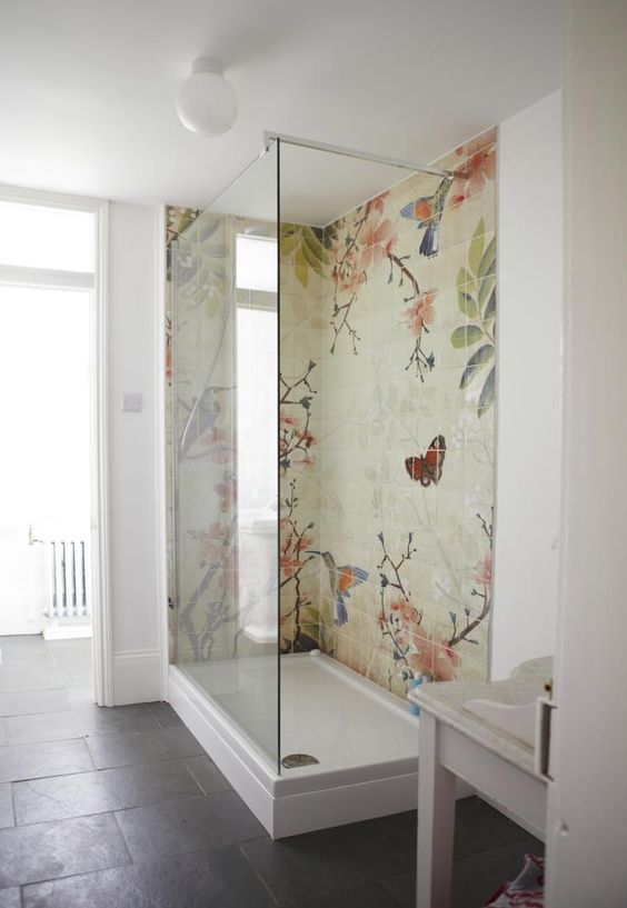 reformar un baño. Plato de ducha con cristal fijo y azulejo floral