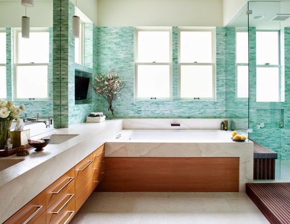 reformar un baño. Amplio baño con azulejos turquesas